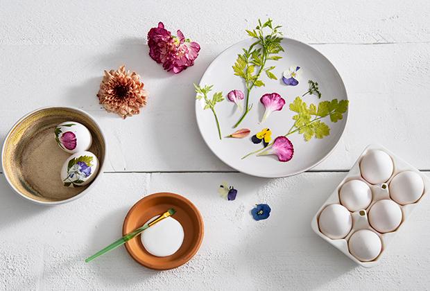 DIY: Eier mit Blumen und Kräutern