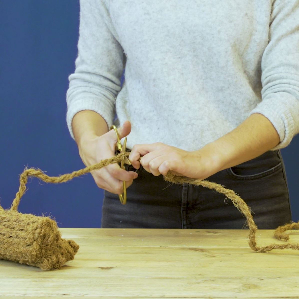 DIY Grüner Tischläufer, Schritt 1: Das Seil auf die richtige Länge schneiden