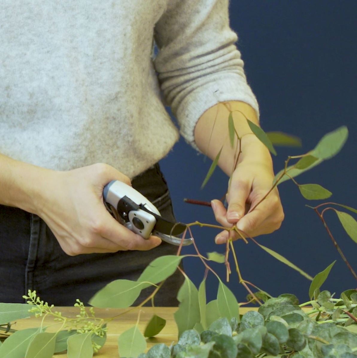 DIY Grüner Tischläufer, Schritt 2: Schneide die Eukalyptuszweige