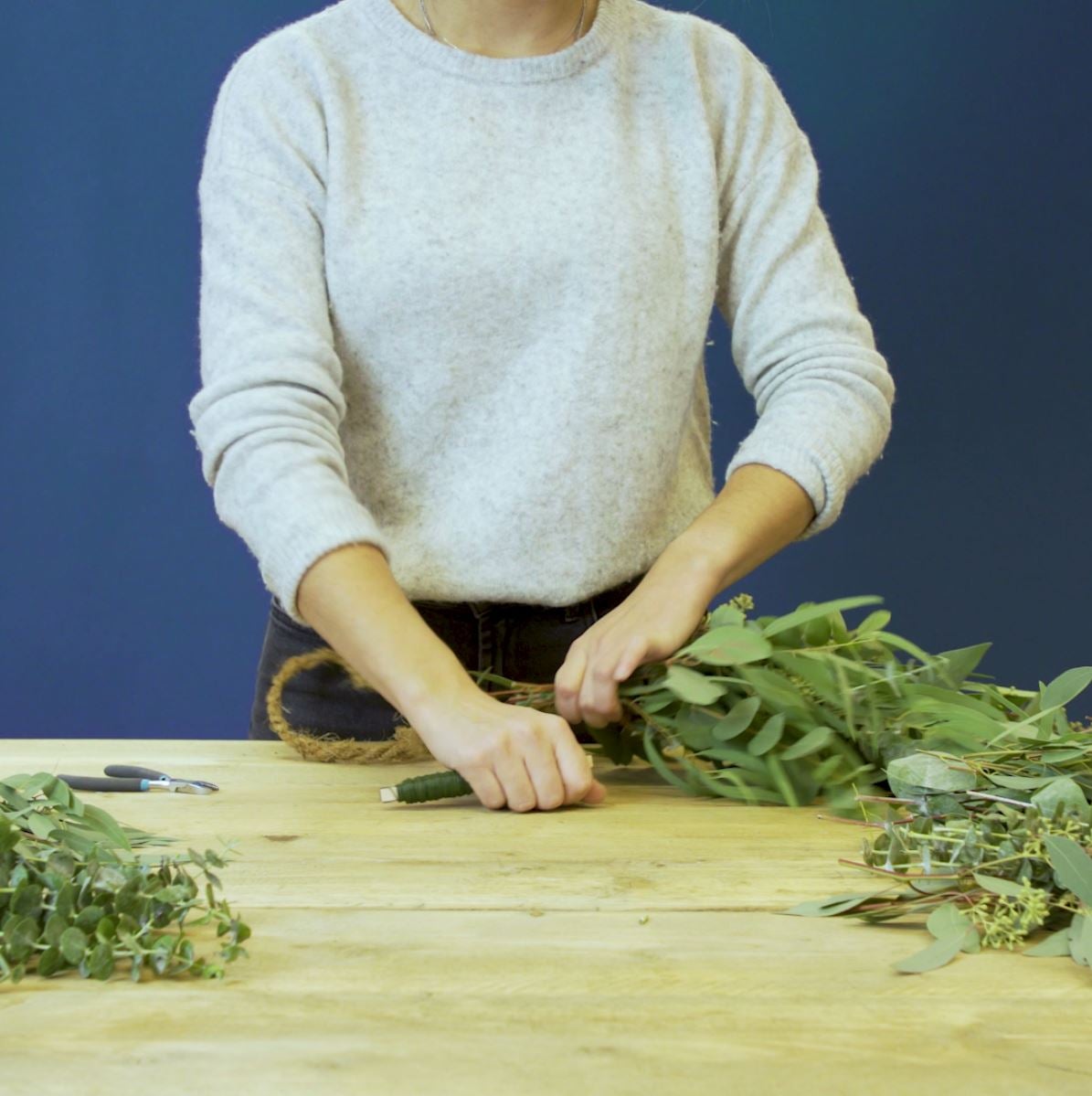 DIY Grüner Tischläufer, Schritt 3: Binde die Zweige am Seil fest