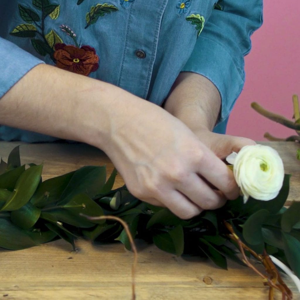 DIY Ostergelber Bluemenkranz, Schritt 4: Verarbeite die Röhrchen und Ranunkeln