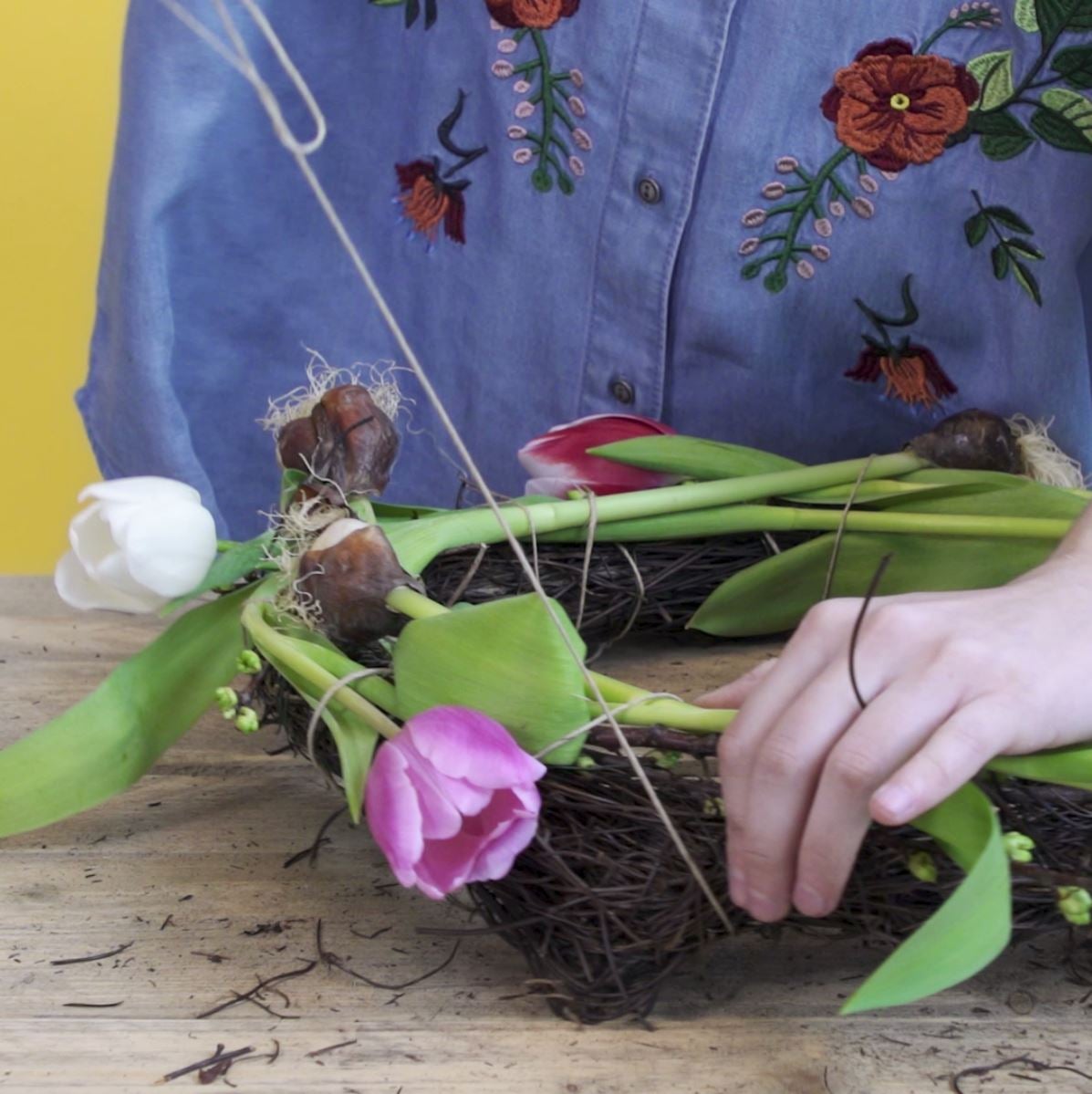 DIY Tulpenkrans stap 3: Tulpen bevestigen