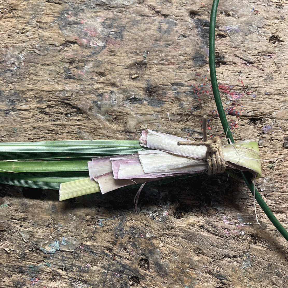 Detailansicht: Wie wird das Bärengras mit Juteschnur am Ring befestigt